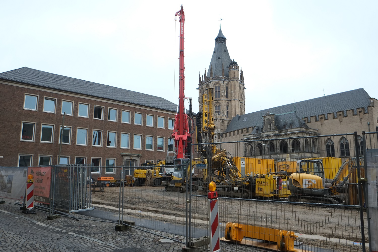 Blick auf die Baustelle und den Bohrkran. Im Hintergrund sind der Spanische Bau und die Rathauslaube zu sehen.