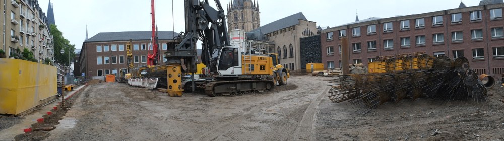 Baustellenansicht mit dem Bohrkran in der Mitte