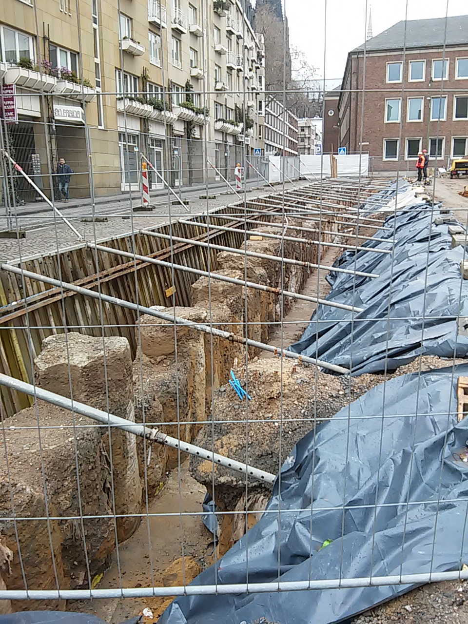 Die freigelegte Pfahlwand ist vorbereitet und abgesichert zum Abschlagen der Bohrpfahlköpfe