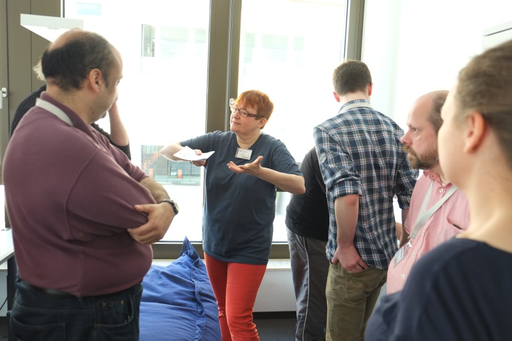 Mehrere Personen stehen in einem Halbkreis zusammen.