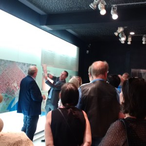 Dr. Thomas Otten führt eine Gruppe von Besucherinnen und Besuchern im Praetorium.