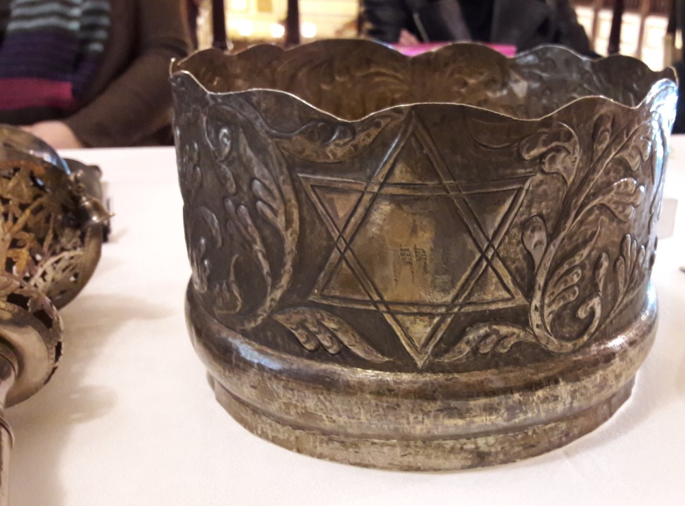 Frontalansicht der Tora-Krone