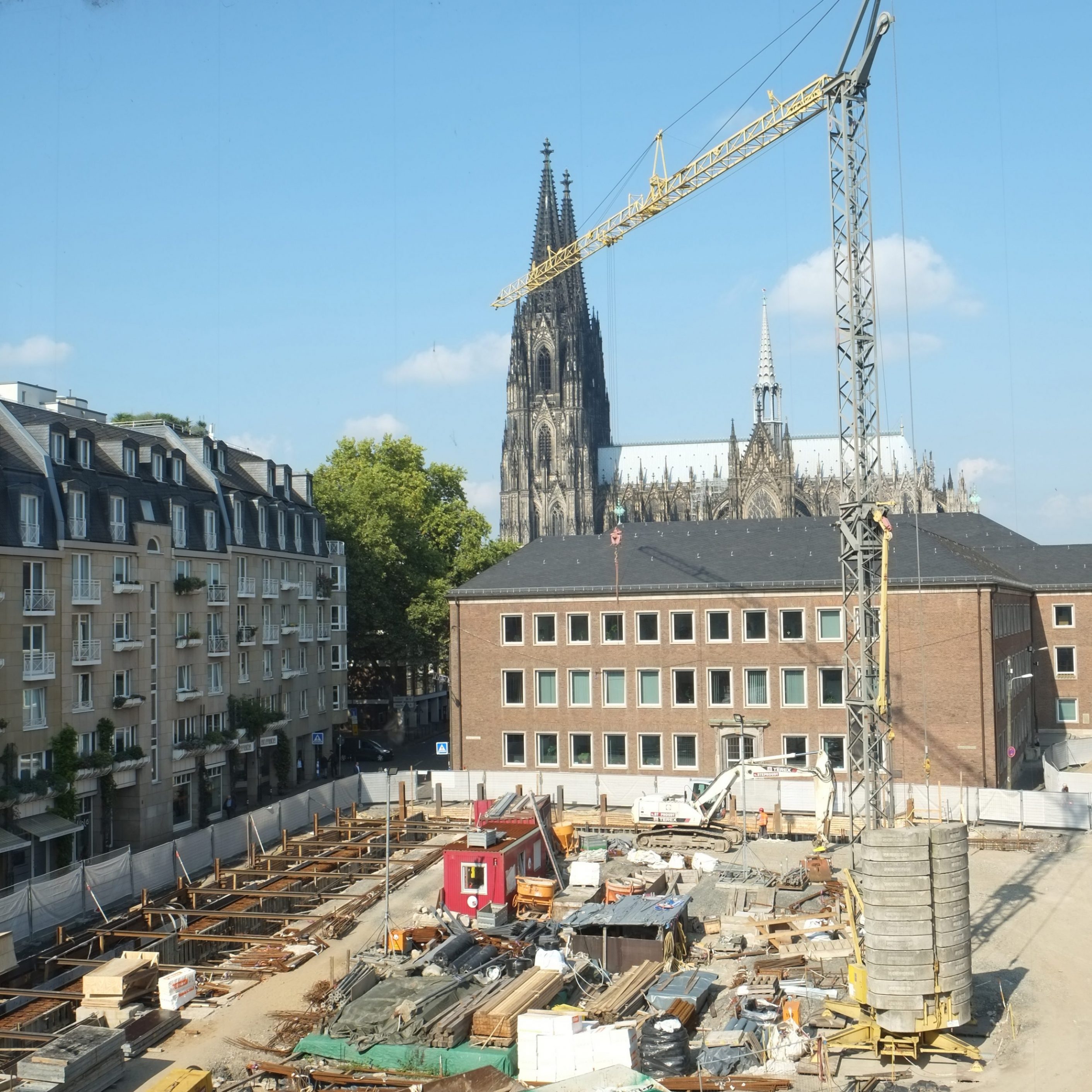 Baustelle mit Baukran. Im Hintergrund der Kölner Dom.