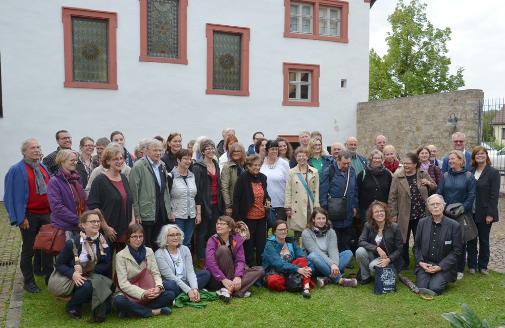 Gruppenfoto, bestehend aus knapp 50 Personen, vor der Synagoge.