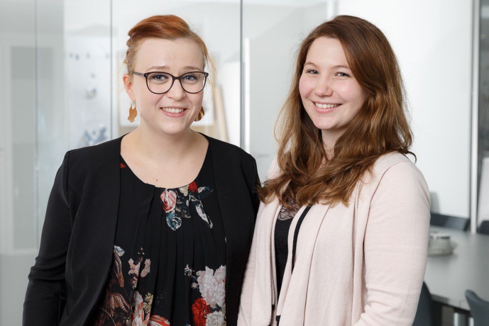 Die beiden Kolleginnen lächeln in die Kamera.