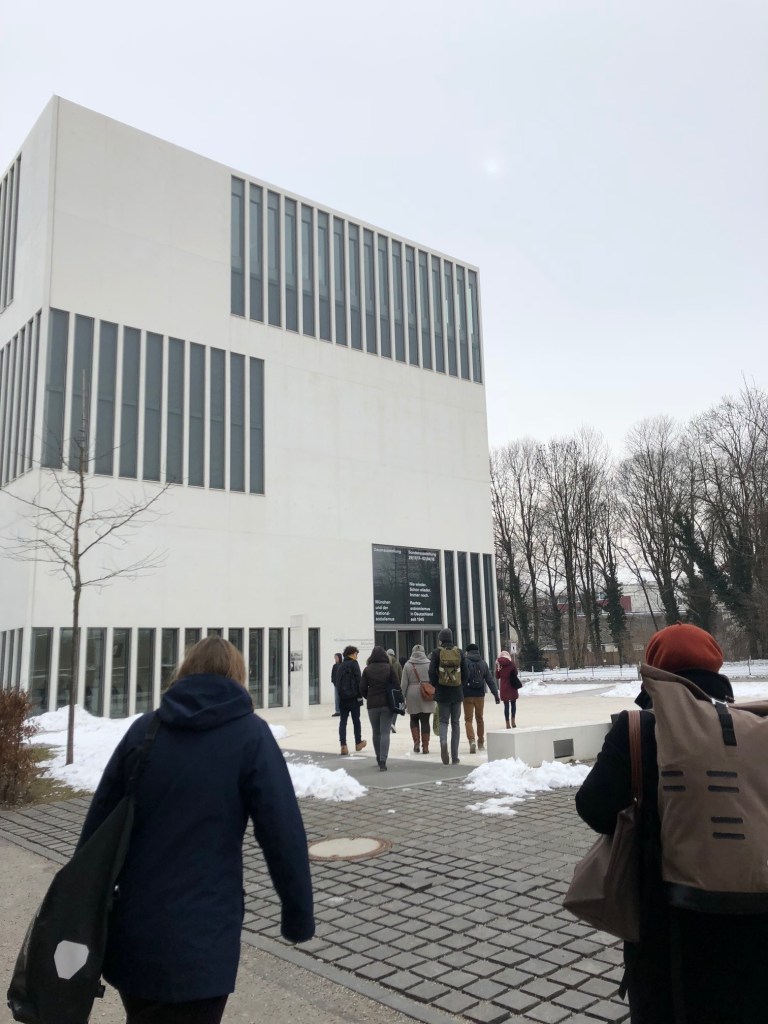 Teilnehmer*innen des Stadtrundgangs auf dem Weg zum NS-Dokumentationszentrum München.
