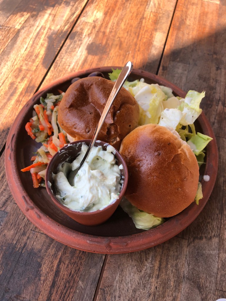 Das parkeigenen Restaurant serviert Speisen, die nach antiken römischen Rezepten zubereitet werden.