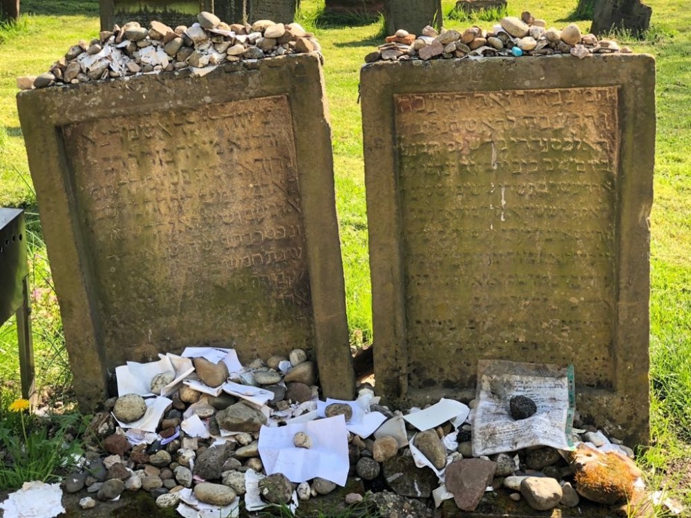 Links das Grab von Rabbi Meir von Rothenburg und rechts das von Alexander ben Salomo Wimpfen. Auf den Gräbern liegen nach jüdischer Tradition kleine Steine und Zettel, um die Unvergänglichkeit der Erinnerung an Verstorbene zu verdeutlichen.
