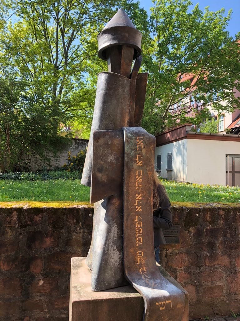 Statue vor der Wormser Synagoge mit einer hebräischen Inschrift zur Erinnerung an Raschi.