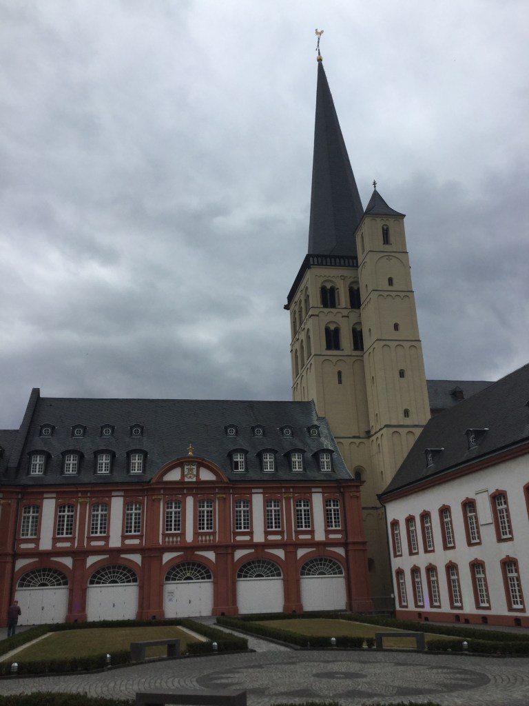 Ansicht der Abtei Brauweiler mit Turm.