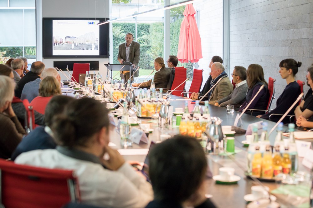 Direktor Dr. Thomas Otten spricht über das MiQua, seine Entstehung auf dem Platz vor dem Rathaus und das Konzept des Museums.