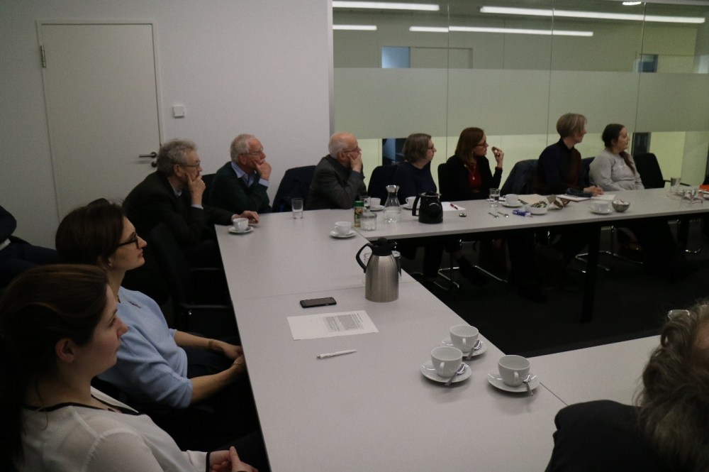 Die teilnehmenden Gäste hören interessiert den Vortragenden zu.