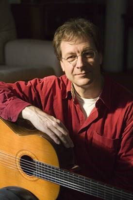 Portraitaufnahme von Lucian Plessner mit Gitarre