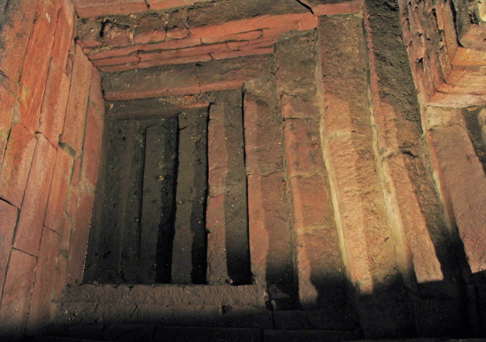 Die erhaltenen historischen Stufen führen zum Tauchbecken der Wormser Mikwe in die Tiefe. Im Bildzentrum liegt das Tauchbecken. Die Abbildung ist eine Nahaufnahme des tiefsten Treppenabschnitts.