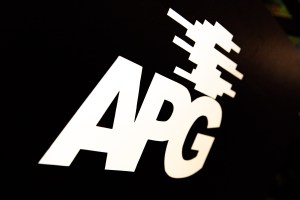 Das Logo des neuen Bildungspartners APG besteht aus den drei weißen Großbuchstaben APG und einer Miniatur des Reliefs von Norbert Kricke direkt darüber. Beides auf schwarzem Untergrund.