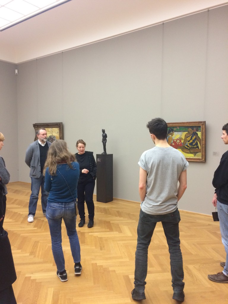 In der Ausstellung des Albertinum lauschen die Gruppenmitglieder gespannt der Führung.