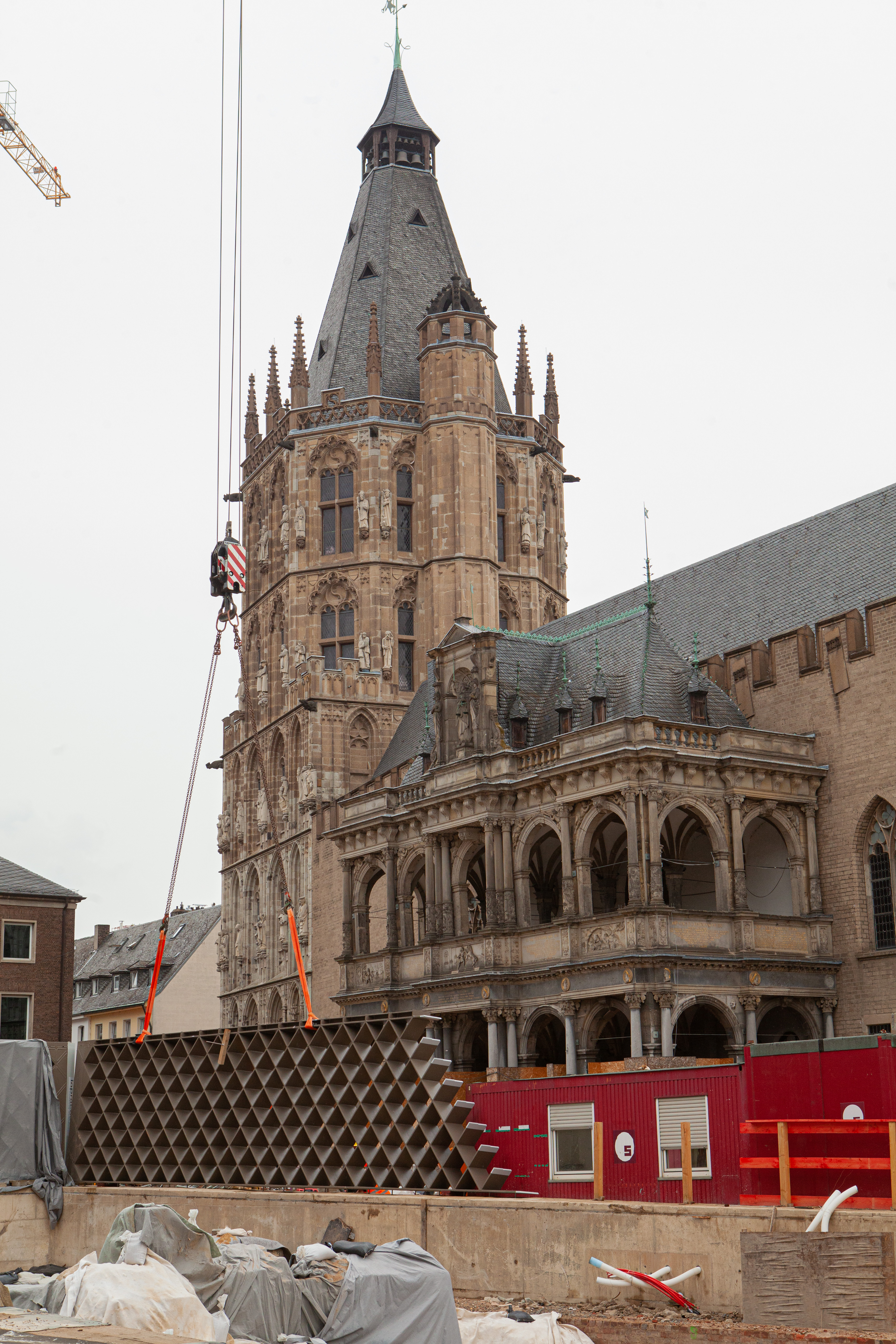 Ein stählernes Wandelement wird vor dem Kölner Rathaus aufgerichtet