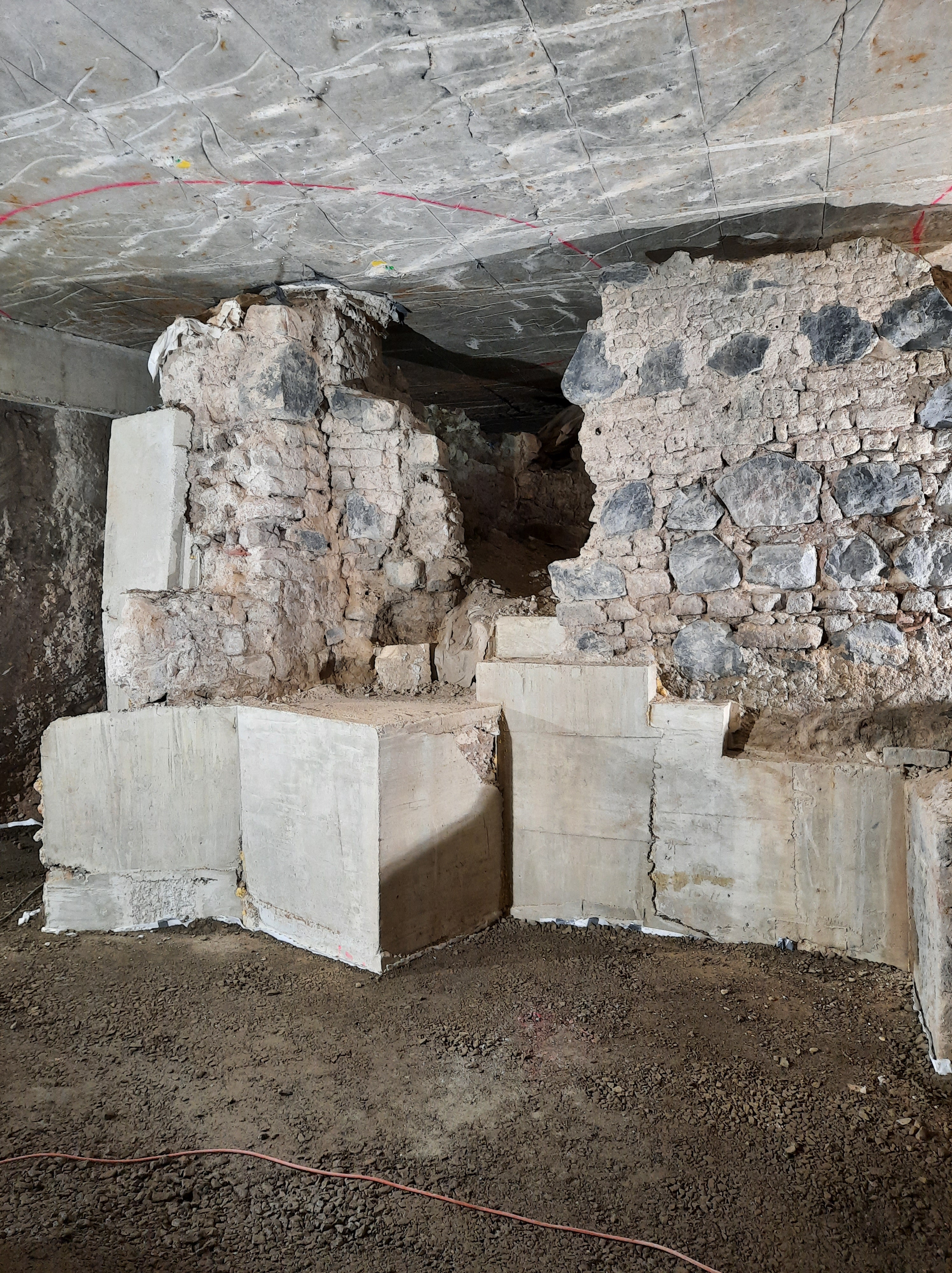 Archäologische Befunde: Historische Mauern werden durch Betonklötze aufgefüllt, sodass sie vor Erschütterungen gesichert sind.