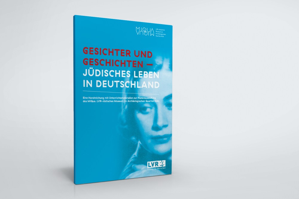 Ein blaues Heft mit dem Gesicht einer Frau darüber der Text "Gesichter und Geschichten - Jüdisches Leben in Deutschland"