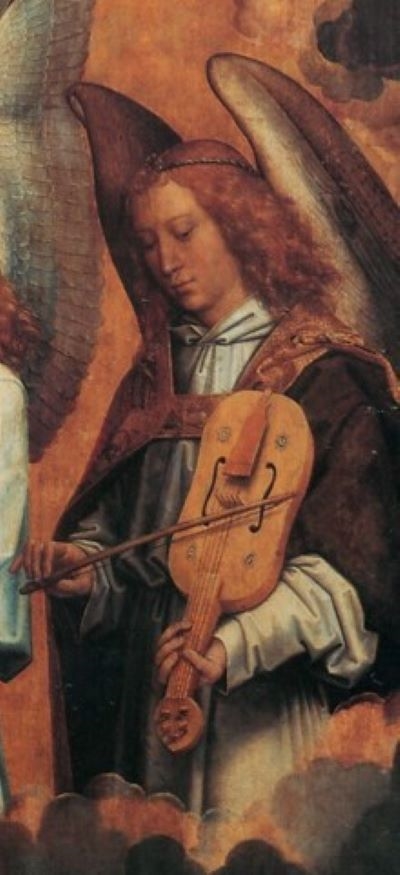 Gemalte Darstellung einer Person mit historischem Gewand, Flügeln und einem Streichinstrument. Am Rand sind Wolken angedeutet.