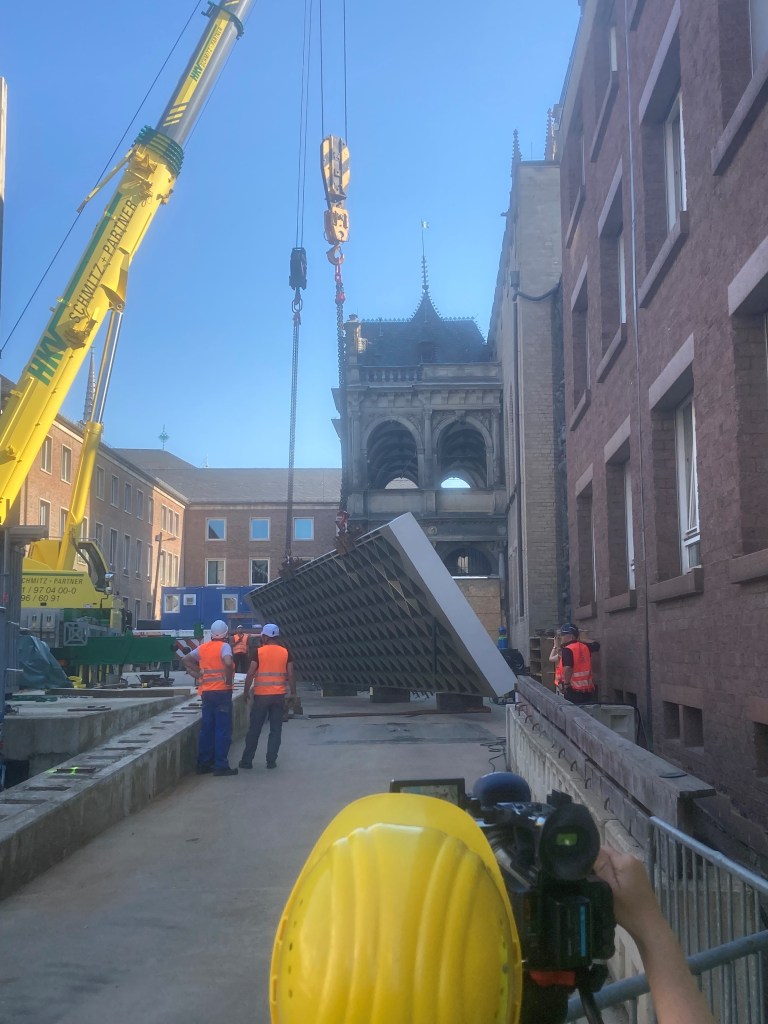 Das große Stahlelement wird mit zwei Kränen ganz vorsichtig aufgerichtet