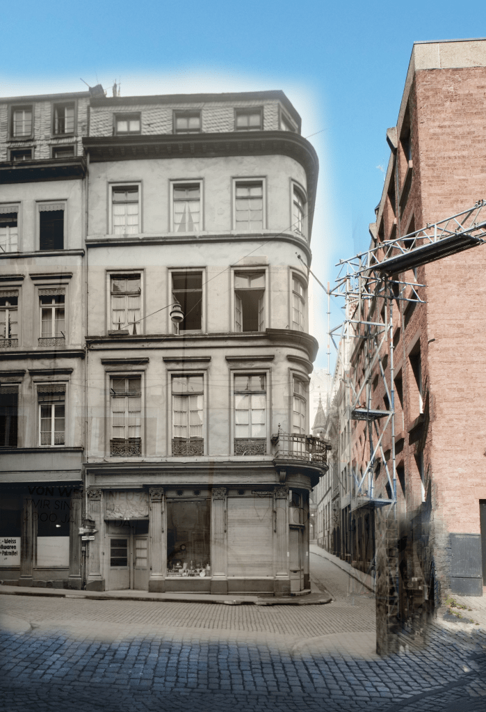 Kombination eines historischen Schwarzweißfotos mit einem modernen Farbfoto von der Straßenecke Judengasse/Obenmarspforten. Links sieht man einen Teil des modernen Kölner Rathauses und links historische Wohnhäuser, die im Krieg zerstört worden sind und wo heute das Museum MiQua entsteht