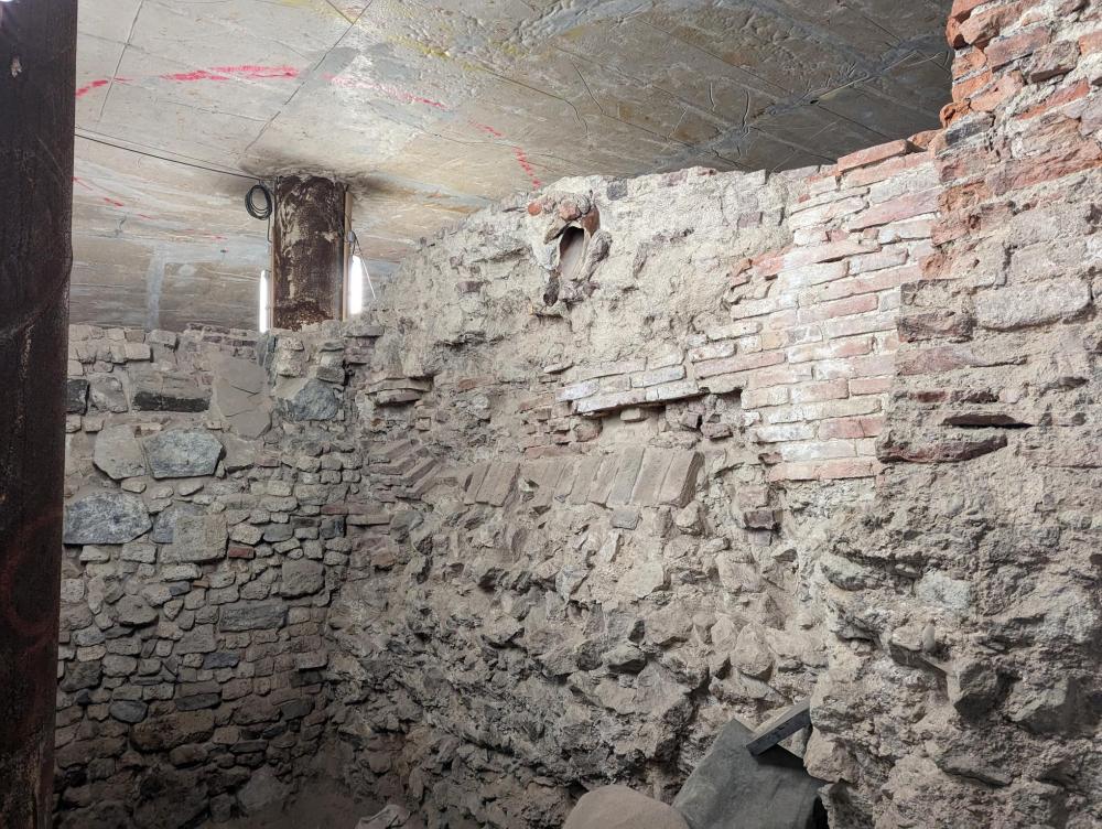 Blick auf eine Mauer aus Steinen unterschiedlicher Größe und Struktur besteht