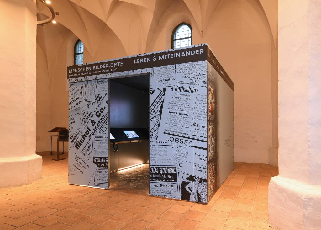 Ein blauer Ausstellungskubus in der weiß gestrichenen St. Petrikapelle