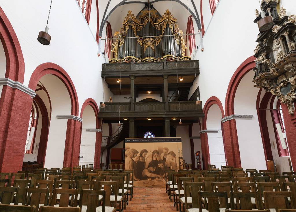 Ein Ausstellungskubus im Dom Sankt Peter und Paul. Darüber eine große Orgel mit vielen Orgelpfeifen und goldenen Verzierungen.