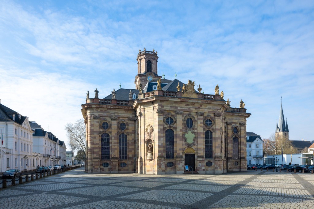 Die barocke, mit vielen Figuren im Dachbereich verzierte Ludwigskirche in Saarbrücken