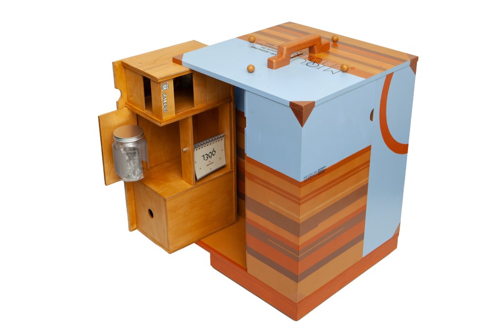 Das mobile Mitmachmuseum, ein blau-braunes Möbelstück, das aufklappbar ist. 