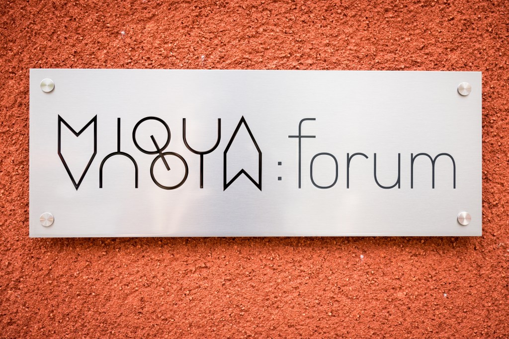 Das Schild des MiQua:forum am roten Haus. 