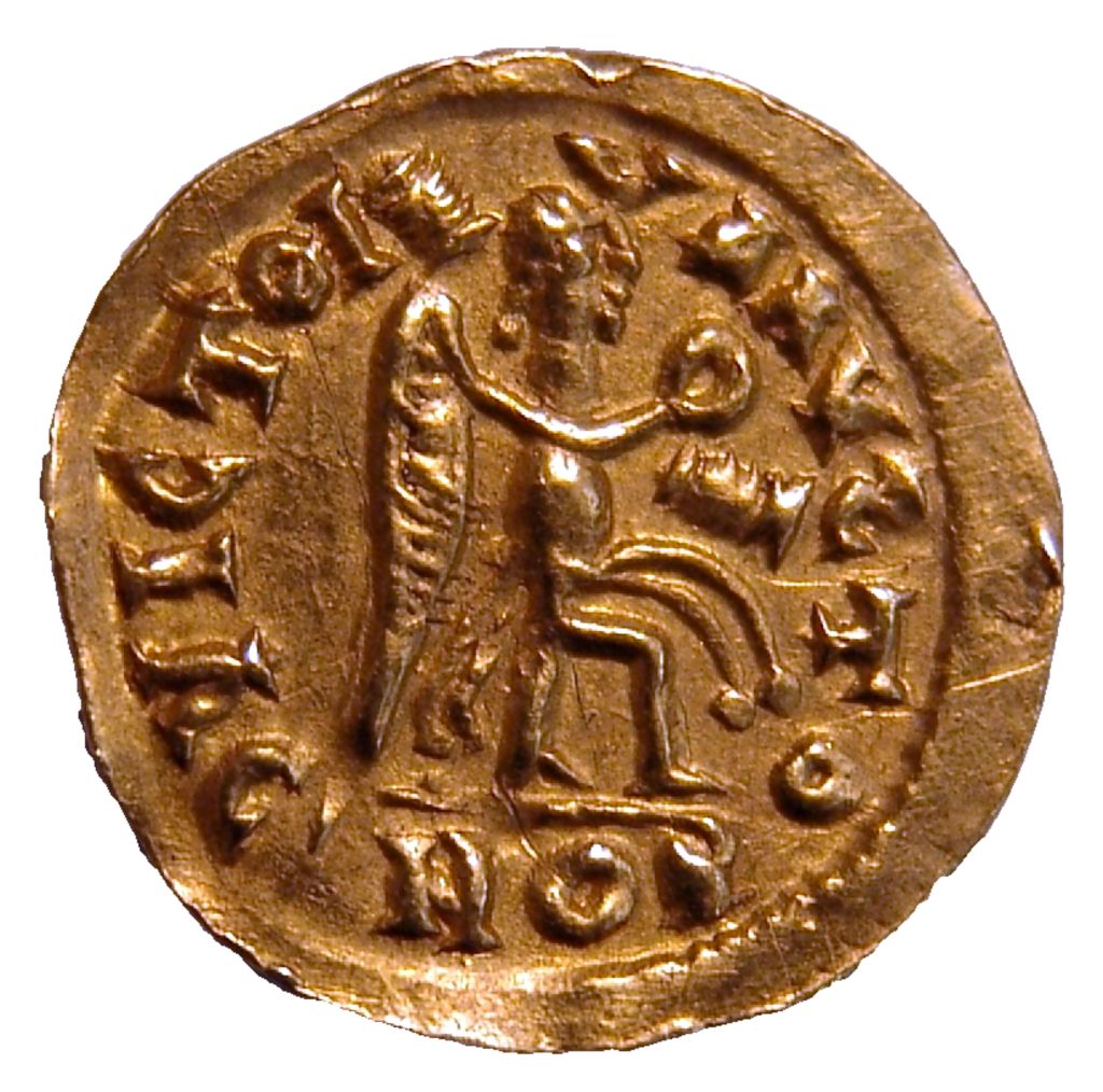 Die Abbildung zeigt eine goldene Münze aus der Zeit der Westgoten. Auf der Vorderseite ist eine stilisierte Figur mit einem geflügelten Wesen zu erkennen. Die sitzende Person hält ein rundes Objekt in der Hand, während weitere symbolische Elemente das Motiv umgeben. Eine umlaufende Inschrift in lateinischen Buchstaben rahmt die Darstellung ein. Die Prägung weist typische Merkmale frühmittelalterlicher Münzkunst auf, darunter eine leicht unregelmäßige Form und eine vereinfachte, abstrahierte Bildsprache.